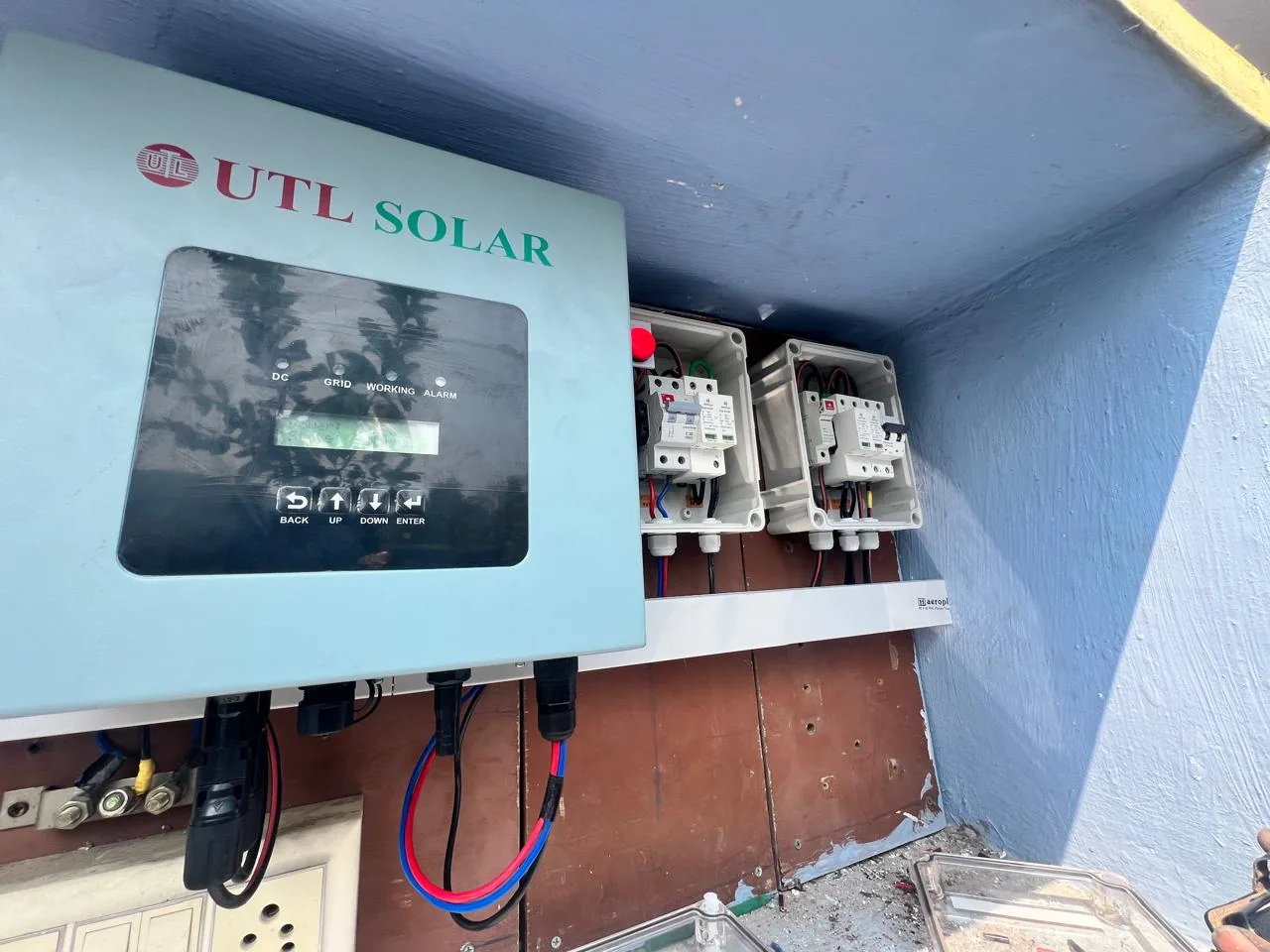 Solar inverter for off-grid solar system